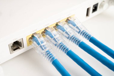 İnternet servis sağlayıcısına kablosuz yönlendirici bağlı ethernet kablosu.