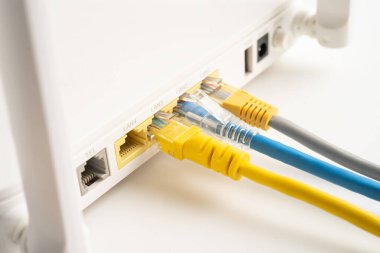 İnternet servis sağlayıcısına kablosuz yönlendirici bağlı ethernet kablosu.