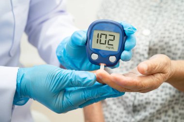 Doktor, parmak ucu ve parmak şekeri seviyesindeki şeker hastalıklarını kontrol et..