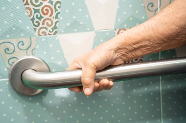 Asyalı yaşlı kadın hasta, hemşire hastanesinde tuvalet temizliği yapıyor. Sağlıklı ve güçlü bir tıbbi konsept..