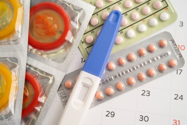 Hamilelik testi ve doğum kontrol hapları takvim, doğum kontrol ve ilaç üzerinde.