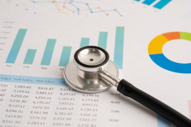 Hesap tablosu ve grafik kağıdına steteskop, Maliye, Hesap, İstatistikler, Yatırım, Analitik araştırma veri ekonomisi ve İş dünyası kavramı.