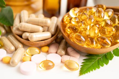 Alternatif ilaç bitkisel organik kapsül E omega 3 vitamini balık yağı, mineral, bitki yapraklı ilaç sağlıklı yaşam için doğal destek.