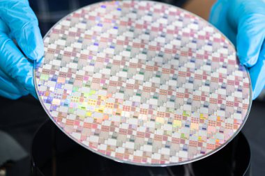 Tümleşik devre yarı iletken üretimi için silikon gofret.