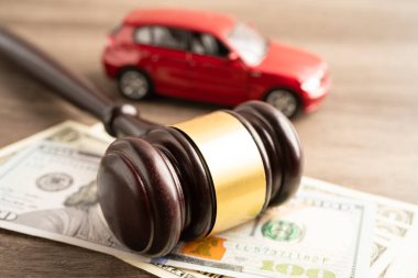 Tokmak tokmağı hakimi ve Amerikan doları. Araba kazası, sigorta sigortası, dava davası..