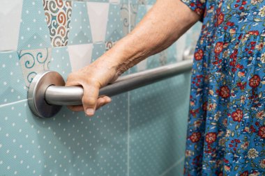 Asyalı yaşlı kadın hasta, hemşire hastanesinde tuvalet temizliği yapıyor. Sağlıklı ve güçlü bir tıbbi konsept..