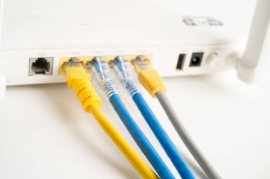 İnternet servis sağlayıcısına kablosuz yönlendirici bağlı ethernet kablosu.