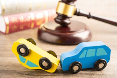 Çekiç tokmak hakimi araba kazasında, sigorta sigortası tazminat davası davasında..