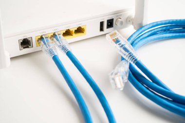 İnternet servis sağlayıcısına kablosuz yönlendirici bağlı ethernet kablosu.