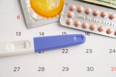 Hamilelik testi ve doğum kontrol hapları takvim, doğum kontrol ve ilaç üzerinde.