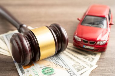 Tokmak tokmağı hakimi ve Amerikan doları. Araba kazası, sigorta sigortası, dava davası..