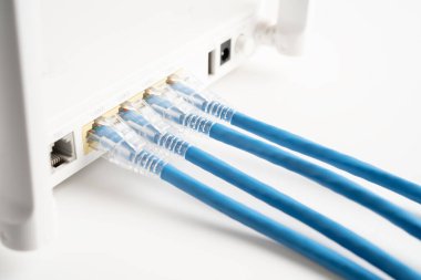 İnternet servis sağlayıcısına kablosuz yönlendirici bağlı ethernet kablosu.