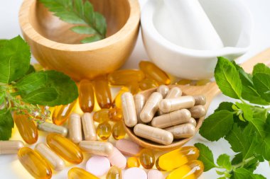 Alternatif ilaç bitkisel organik kapsül E omega 3 vitamini balık yağı, mineral, bitki yapraklı ilaç sağlıklı yaşam için doğal destek.