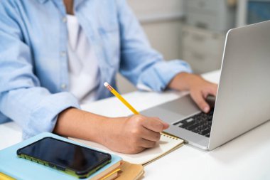 Online öğrenim üniversitesi eğitimine çevrimiçi gençler için dizüstü bilgisayar ve cep telefonu arama verileri.