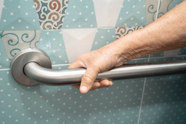 Asyalı yaşlı kadın hasta, hemşire hastanesinde tuvalet temizliği yapıyor. Sağlıklı ve güçlü bir tıbbi konsept..