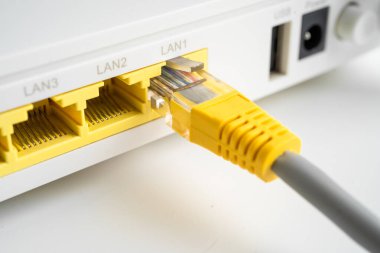 İnternet servis sağlayıcısına kablosuz yönlendirici bağlı ethernet kablosu.