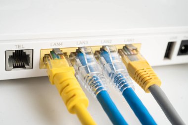 İnternet servis sağlayıcısına kablosuz yönlendirici bağlı ethernet kablosu.