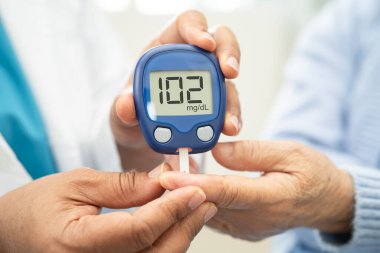 Doktor, parmak ucu ve parmak şekeri seviyesindeki şeker hastalıklarını kontrol et..