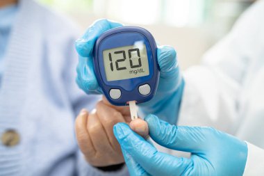 Doktor, parmak ucu ve parmak şekeri seviyesindeki şeker hastalıklarını kontrol et..