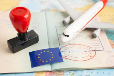 Ülkedeki havaalanındaki göçmenlik bürosuna AB bayrak belgesiyle onaylanmış pul pasaportu.