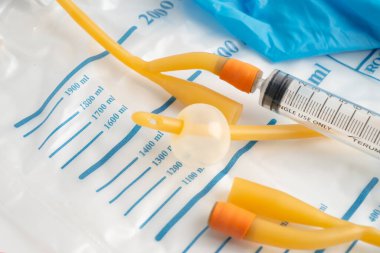 Özürlü ya da hastanede yatan hasta için idrar torbası takılı Foley idrar sondası.