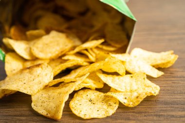 Patates cipsi, Crips için lezzetli baharat, açık poşette ince dilimlenmiş kızarmış atıştırmalık fast food..