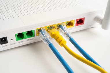 İnternet servis sağlayıcısına kablosuz yönlendirici bağlı ethernet kablosu.