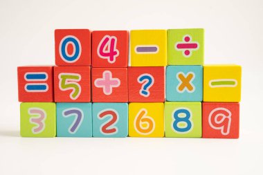 Beyaz arkaplanda renkli matematik sayısı, eğitim eğitimi matematik öğrenimi öğretimi.