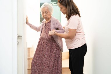 Bakıcı, Asyalı ya da yaşlı kadınlara yardım ediyor..