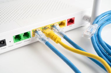 İnternet servis sağlayıcısına kablosuz yönlendirici bağlı ethernet kablosu.