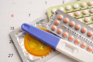 Hamilelik testi ve doğum kontrol hapları takvim, doğum kontrol ve ilaç üzerinde.