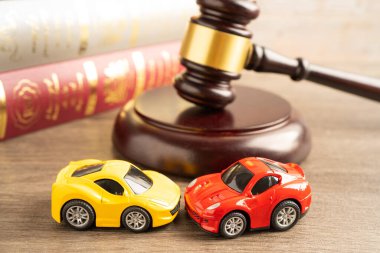 Bangkok, Tayland, 1 Ocak 2024 Çekiç tokmağı yargıcı araba kazası, sigorta sigortası davası.