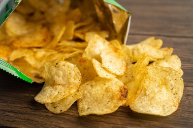 Patates cipsi, Crips için lezzetli baharat, açık poşette ince dilimlenmiş kızarmış atıştırmalık fast food..