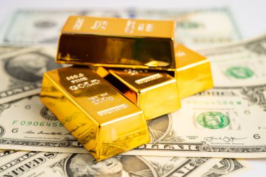 ABD doları üzerindeki altın külçeleri para ve grafik, ekonomi finans ticaret yatırımı.