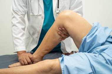 Doktor, Asyalı yaşlı kadını kontrol et. Diz eklemi nakli. Dikiş yarası.,