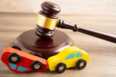 Çekiç tokmak hakimi araba kazasında, sigorta sigortası tazminat davası davasında..