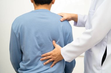 Fizik tedavi, Asyalı terapist tedavisi. Genç adam hastanede acı çekiyor..