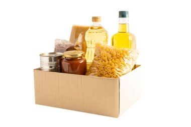 Toplama yolu, depolama ve teslimatı olan bağış malzemeleri beyaz arka planda izole edildi. Çeşitli yiyecekler, makarna, yemek yağı ve karton kutuda konserve yiyecekler..