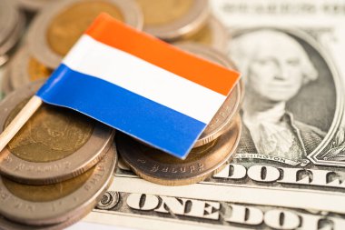 Hollanda bayrağı ve Amerikan doları banknotları olan bozuk para yığını.