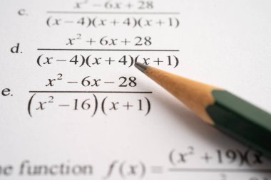 Eğitim okulunda matematik formülü sınav kağıdı üzerine kalem..