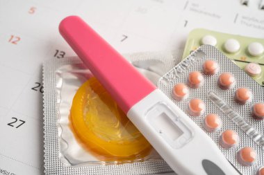 Hamilelik testi ve doğum kontrol hapları takvim, doğum kontrol ve ilaç üzerinde.