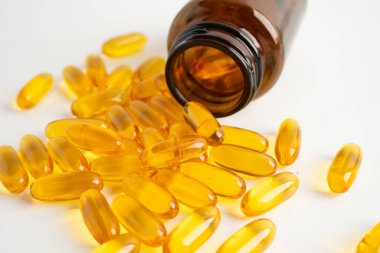 Beyaz zemin üzerinde EPA ve DHA izole edilmiş balık yağı Omega 3 kapsülleri vitamin.
