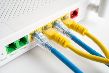 İnternet servis sağlayıcısına kablosuz yönlendirici bağlı ethernet kablosu.