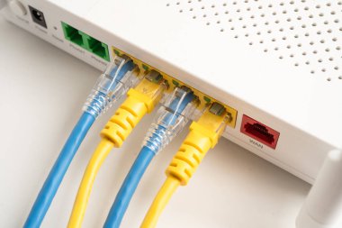 İnternet servis sağlayıcısına kablosuz yönlendirici bağlı ethernet kablosu.