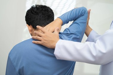 Fizik tedavi, Asyalı terapist tedavisi. Genç adam hastanede acı çekiyor..