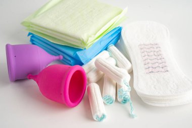 Hijyen ve koruma için hijyen pedi ve pamuk tamponlu adet döngüsü.