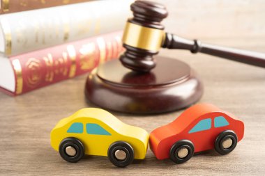 Çekiç tokmak hakimi araba kazasında, sigorta sigortası tazminat davası davasında..