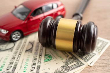 Tokmak tokmağı hakimi ve Euro banknotu. Araba kazası, sigorta sigortası tazminat davası..