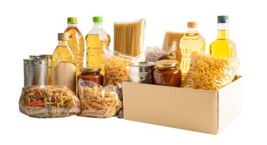 Bağış, depolama ve teslimat için yiyecek. Çeşitli yiyecekler, makarna, yemek yağı ve karton kutuda konserve yiyecekler..