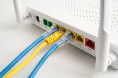 İnternet servis sağlayıcısına kablosuz yönlendirici bağlı ethernet kablosu.